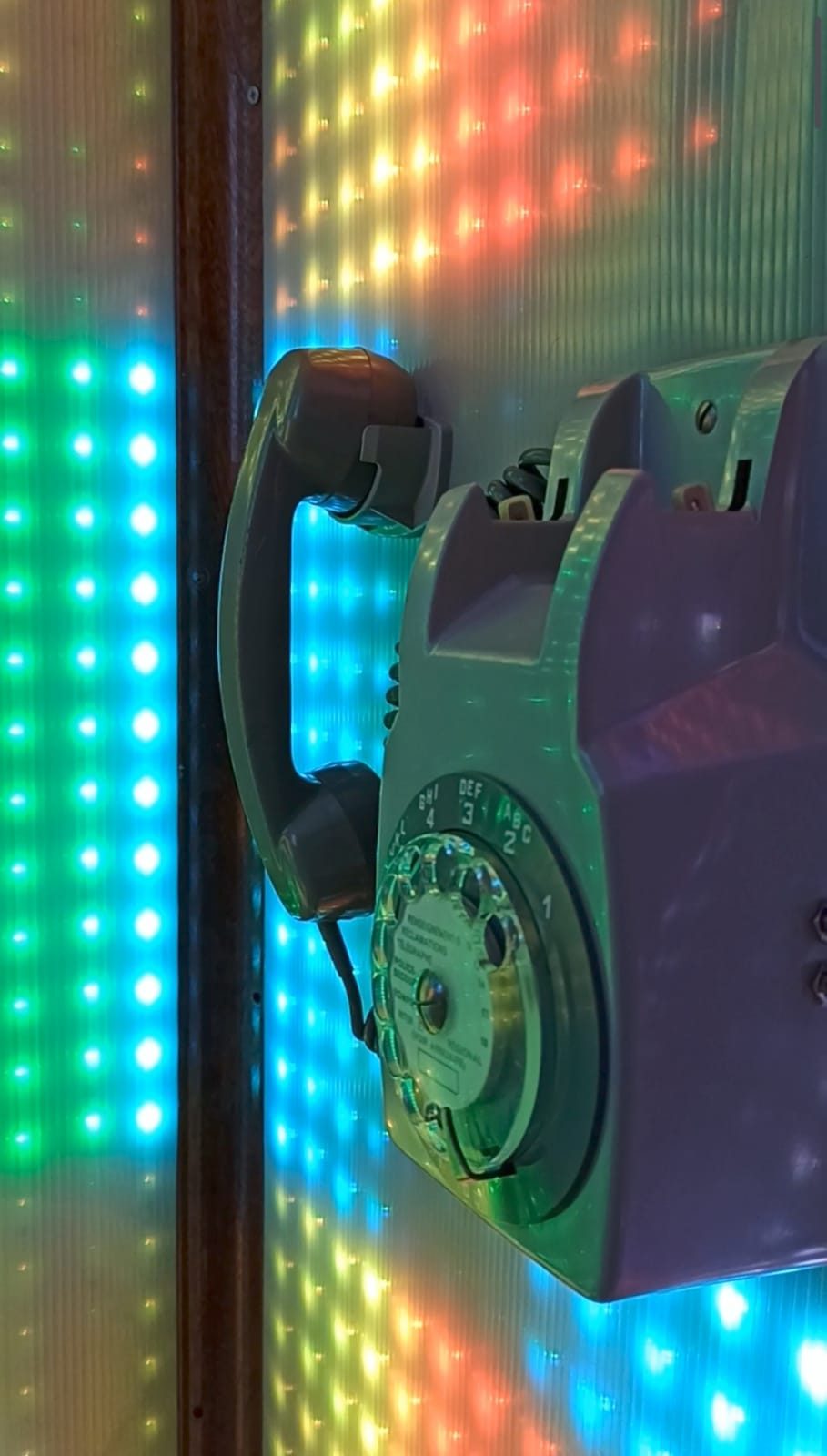 Téléphone à cadran vintage de la Cabsule, éclairé par les jeux de lumière