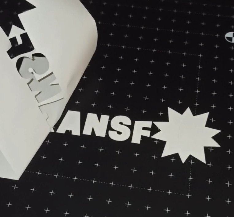 Découpe à l'extension cutter sur feuille autocollante, lettrage Atelier Transfo