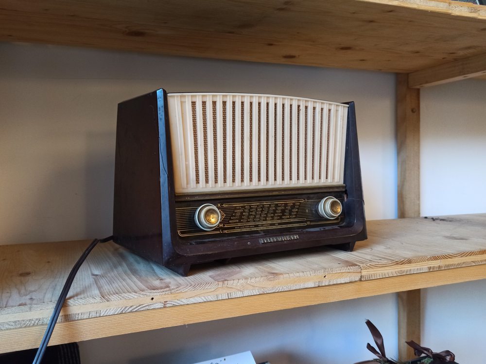 Ancienne radio Telefunken transformée en enceinte bluetooth