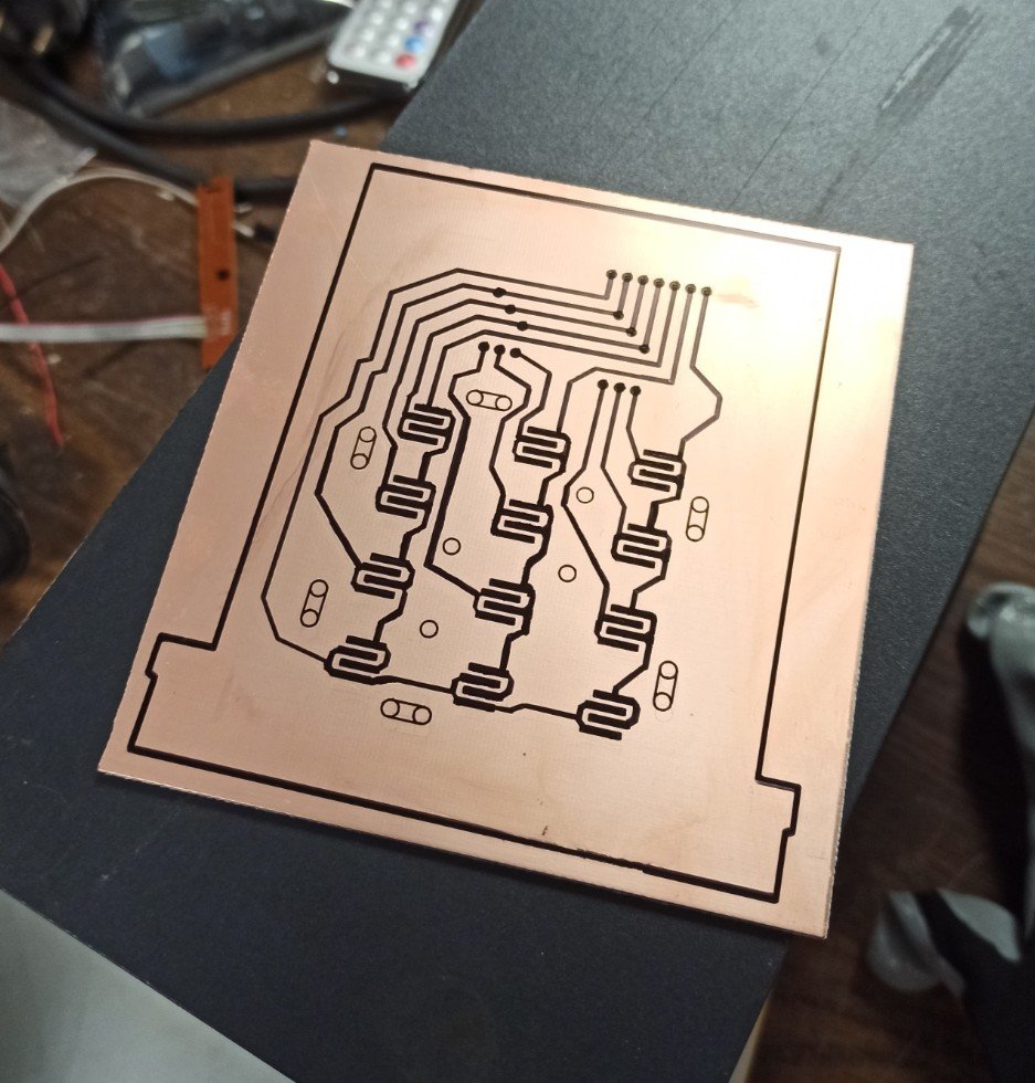Plaque de cuivre gravée pour la création d'un circuit imprimé (PCB)