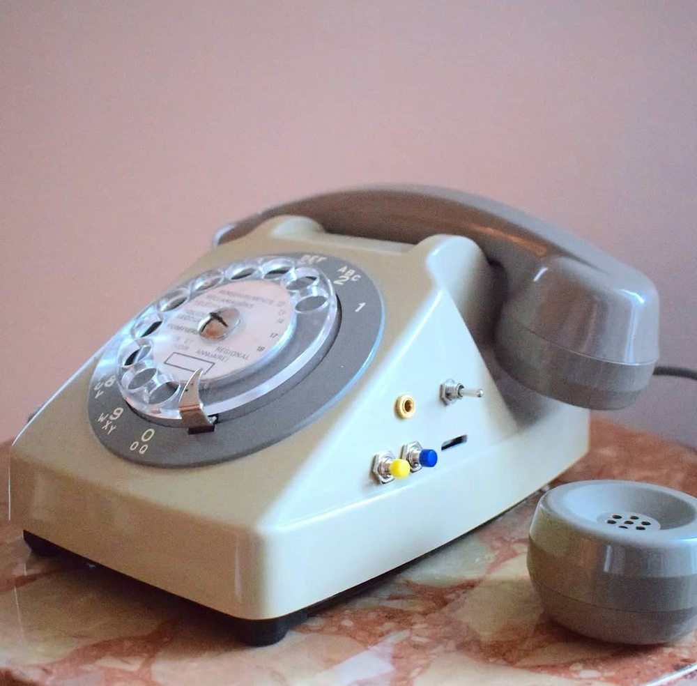 Téléphone à cadran transformé en jukebox, avec ses boutons ajoutés
