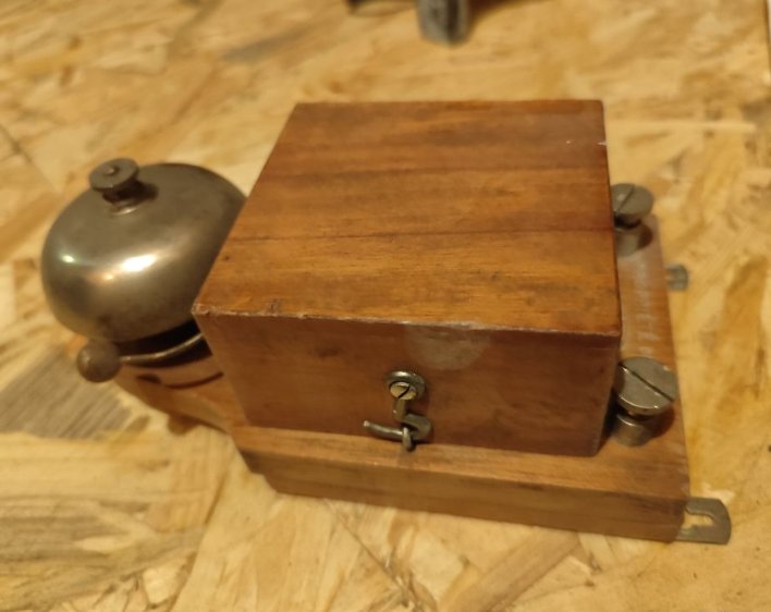 Ancienne sonnette carillon en bois personnalisée
